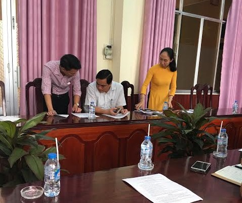 Huỳnh Quang Hưng (&aacute;o trắng) Ph&oacute; chủ tịch UBND Ph&uacute; Quốc l&agrave;m việc với ph&oacute;ng vi&ecirc;n.