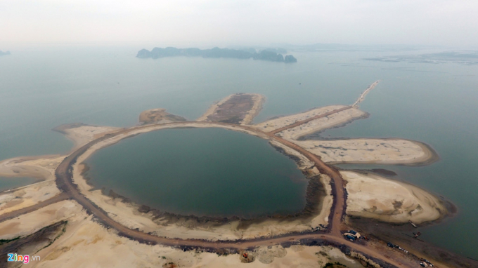 Tại khu vực đảo Tuần Ch&acirc;u, Hạ Long (Quảng Ninh), si&ecirc;u dự &aacute;n của &ocirc;ng Đ&agrave;o Hồng Tuyển đang được tiến h&agrave;nh với việc lấn biển x&acirc;y dựng khu nghỉ dưỡng được v&iacute; l&agrave;