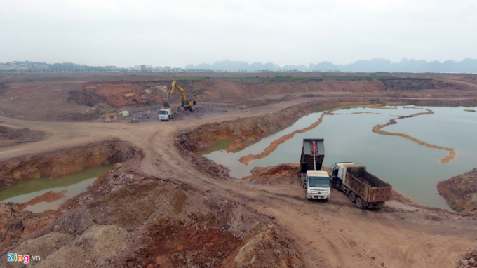 Để ho&agrave;n th&agrave;nh dự &aacute;n n&agrave;y, c&ocirc;ng nh&acirc;n phải đổ 20 triệu m3 đất, đ&aacute;, b&ugrave;n, c&aacute;t xuống vịnh Hạ Long để lấn th&ecirc;m khoảng 400 ha mặt nước ở ph&iacute;a t&acirc;y của đảo Tuần Ch&acirc;u, phục vụ cho việc x&acirc;y dựng ba khu biệt thự lấn biển h&igrave;nh đ&oacute;a hoa. Đảo Tuần Ch&acirc;u từ gần 300 ha ban đầu nay đ&atilde; được mở rộng l&ecirc;n tr&ecirc;n 800 ha.