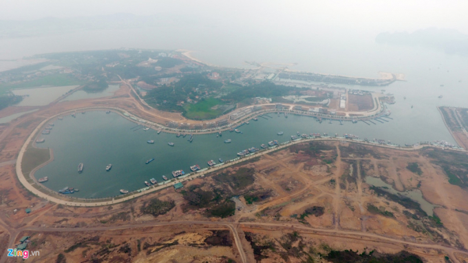 Theo phương &aacute;n của Tập đo&agrave;n Tuần Ch&acirc;u đưa ra, trong c&ocirc;ng t&aacute;c san nền sẽ tạo bờ bao bằng đ&aacute; ngo&agrave;i biển rồi tiến h&agrave;nh san lấp ph&iacute;a trong, để bảo vệ m&ocirc;i trường v&agrave; tr&aacute;nh t&igrave;nh trạng bồi lấp vịnh Hạ Long do qu&aacute; tr&igrave;nh san lấp mặt bằng g&acirc;y ra.