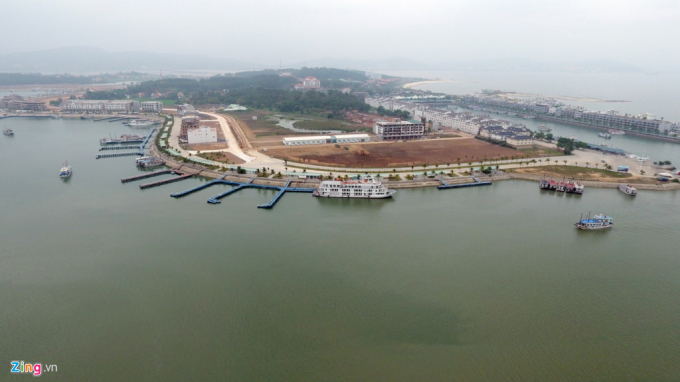 Ngo&agrave;i đề xuất lấn biển x&acirc;y biệt thự h&igrave;nh đ&oacute;a hoa, tập đo&agrave;n n&agrave;y c&ograve;n được cho ph&eacute;p điều chỉnh quy hoạch mở rộng s&acirc;n golf từ 18 lỗ l&ecirc;n th&agrave;nh 27 lỗ với diện t&iacute;ch 143 ha; mở rộng lộ giới đường dẫn từ đất liền ra đảo Tuần Ch&acirc;u, bổ sung cầu với chiều d&agrave;i 120 m.