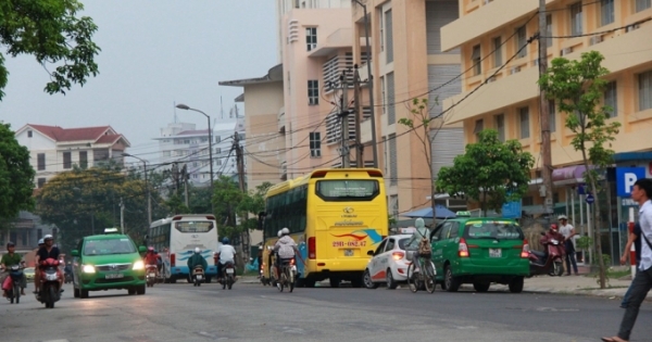 Huế: Bến xe tự phát lộng hành trên phố Đội Cung