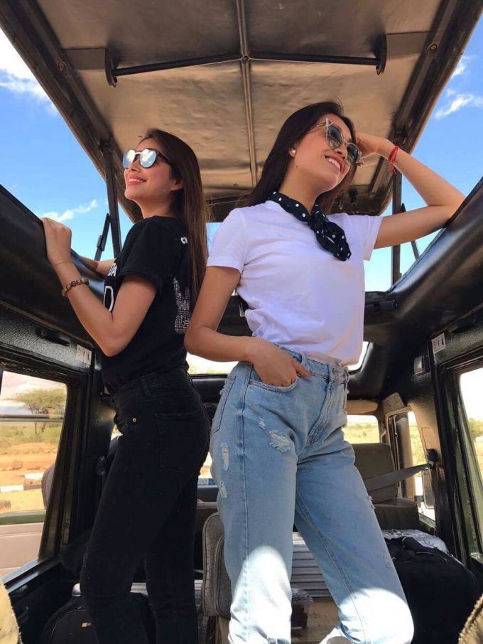 Hai người đẹp vẫn giữ được t&acirc;m trạng thoải m&aacute;i sau một chuyến đi d&agrave;i v&agrave; h&agrave;o hứng chụp h&igrave;nh ngay với xe chuy&ecirc;n dụng v&agrave; th&ocirc;ng điệp kh&ocirc;ng săn bắn c&aacute;c lo&agrave;i động vật hoang d&atilde;.&nbsp;