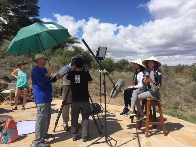 Sau khi rời s&acirc;n bay, Phạm Hương v&agrave; Lệ Hằng đ&atilde; đội n&oacute;n l&aacute; để bắt tay ngay v&agrave;o c&ocirc;ng việc phỏng vấn cho phim t&agrave;i liệu của WildAid sản xuất, sẽ được ph&aacute;t h&agrave;nh tại Việt Nam trong thời gian tới.