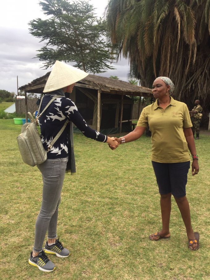 Phạm Hương v&agrave; Lệ Hằng th&iacute;ch th&uacute; h&ograve;a m&igrave;nh v&agrave;o thi&ecirc;n nhi&ecirc;n hoang d&atilde; ở Kenya