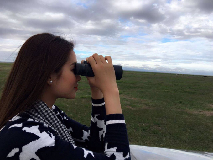 Phạm Hương v&agrave; Lệ Hằng cũng c&oacute; dịp được gặp chị Katito &ndash; người đ&atilde; c&oacute; kinh nghiệm nghi&ecirc;n cứu về lo&agrave;i voi suốt 22 năm, v&agrave; được chị dẫn đi thăm th&uacute;, xem voi tại vườn quốc gia Amboseli.