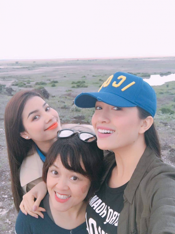 Phạm Hương v&agrave; Lệ Hằng th&iacute;ch th&uacute; h&ograve;a m&igrave;nh v&agrave;o thi&ecirc;n nhi&ecirc;n hoang d&atilde; ở Kenya