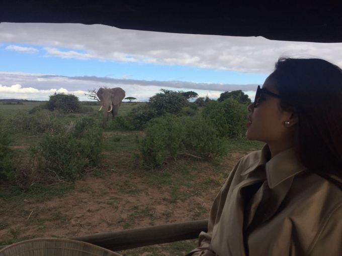 Phạm Hương v&agrave; Lệ Hằng th&iacute;ch th&uacute; h&ograve;a m&igrave;nh v&agrave;o thi&ecirc;n nhi&ecirc;n hoang d&atilde; ở Kenya