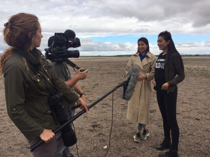 Bắt đầu ng&agrave;y l&agrave;m việc thứ hai tại Kenya, hai người đẹp thức dậy từ l&uacute;c 6 giờ s&aacute;ng v&agrave; v&agrave;o rừng để thấy tận mắt c&aacute;c lo&agrave;i động vật hoang d&atilde; như voi, ngựa vằn, linh dương đầu b&ograve;, d&ecirc; rừng, hươu cao cổ, linh cẩu cũng như nhiều lo&agrave;i động vật hoang d&atilde; kh&aacute;c.