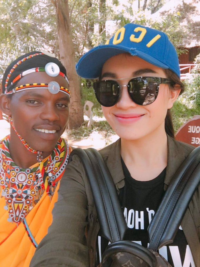 Phạm Hương v&agrave; Lệ Hằng th&iacute;ch th&uacute; h&ograve;a m&igrave;nh v&agrave;o thi&ecirc;n nhi&ecirc;n hoang d&atilde; ở Kenya