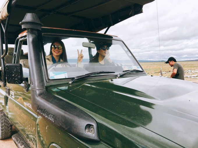 Phạm Hương v&agrave; Lệ Hằng th&iacute;ch th&uacute; h&ograve;a m&igrave;nh v&agrave;o thi&ecirc;n nhi&ecirc;n hoang d&atilde; ở Kenya