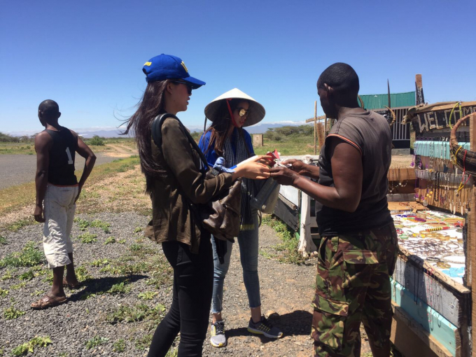 Đến s&acirc;n bay Samburu rất b&eacute;, hai người đẹp th&iacute;ch th&uacute; gh&eacute; thăm một quầy b&aacute;n h&agrave;ng miễn thuế kh&aacute; th&uacute; vị do tộc người Samburu b&aacute;n c&aacute;c đồ thủ c&ocirc;ng của họ