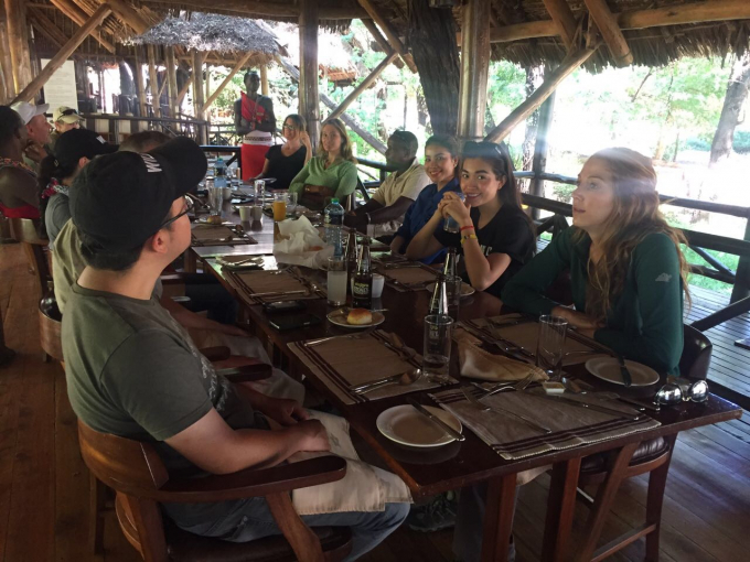 Hai đại sứ thiện ch&iacute; đến l&agrave;ng Samburu v&agrave; cũng đ&atilde; c&oacute; cơ hội gặp một tổ chức địa phương l&agrave; Save the Elephants, c&aacute;c chuy&ecirc;n gia của tổ chức n&agrave;y sẽ dẫn Phạm Hương v&agrave; Lệ Hằng đi xem voi cũng như kể những c&acirc;u chuyện về voi trong hai ng&agrave;y tới.&nbsp;