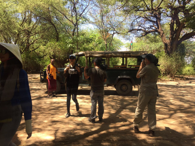 Phạm Hương v&agrave; Lệ Hằng th&iacute;ch th&uacute; h&ograve;a m&igrave;nh v&agrave;o thi&ecirc;n nhi&ecirc;n hoang d&atilde; ở Kenya