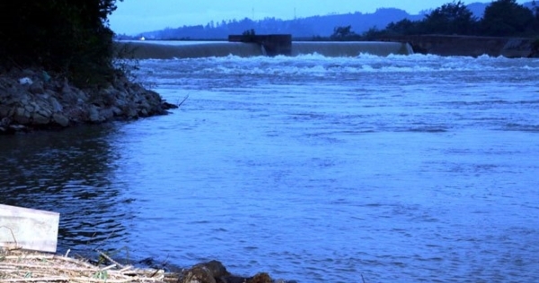 Bàng hoàng phát hiện thi thể bé gái mới sinh nổi lập lờ dưới mặt nước