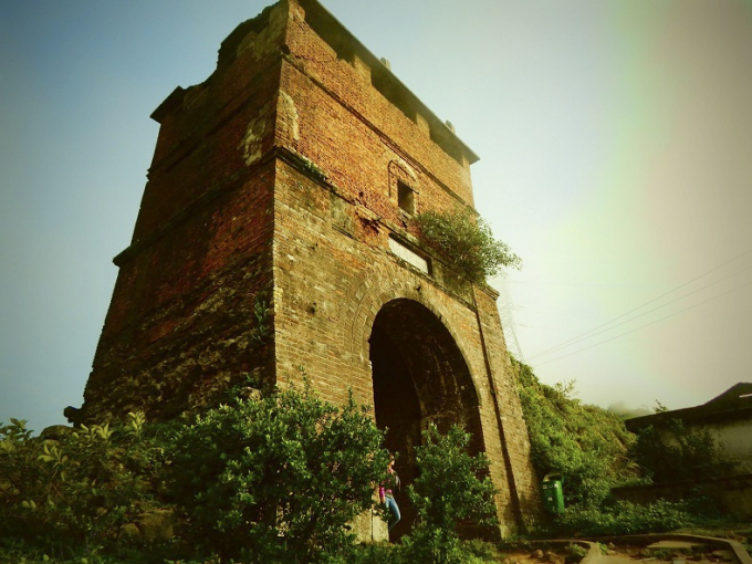 Di t&iacute;ch Hải V&acirc;n Quan nằm tr&ecirc;n đỉnh đ&egrave;o Hải V&acirc;n.