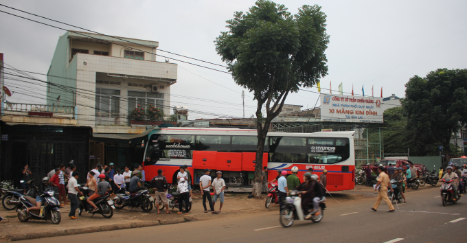 Rất đ&ocirc;ng người d&acirc;n c&ograve;n chưa hết b&agrave;ng ho&agrave;ng về vụ việc.