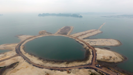 Tại khu vực đảo Tuần Ch&acirc;u, Hạ Long (Quảng Ninh), si&ecirc;u dự &aacute;n của &ocirc;ng Đ&agrave;o Hồng Tuyển đang được tiến h&agrave;nh với việc lấn biển x&acirc;y dựng khu nghỉ dưỡng được v&iacute; l&agrave;