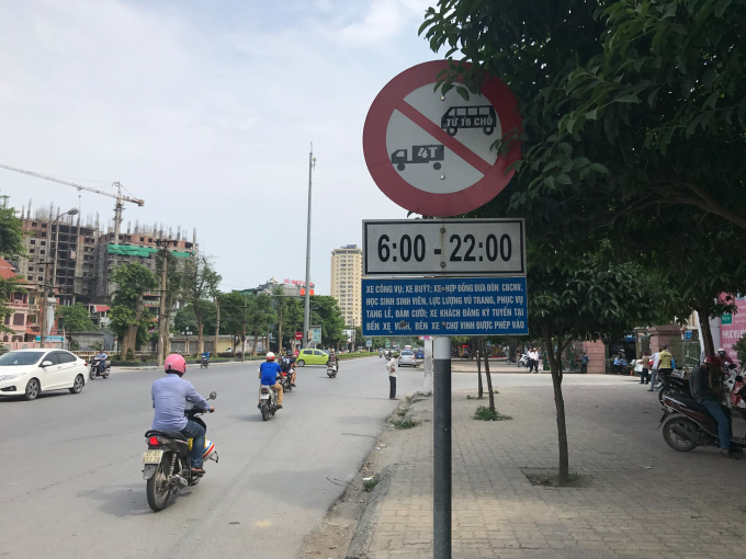 Biển b&aacute;o đầu đường L&ecirc; Lợi, TP Vinh g&acirc;y tranh c&atilde;i dẫn đến vụ kiện.