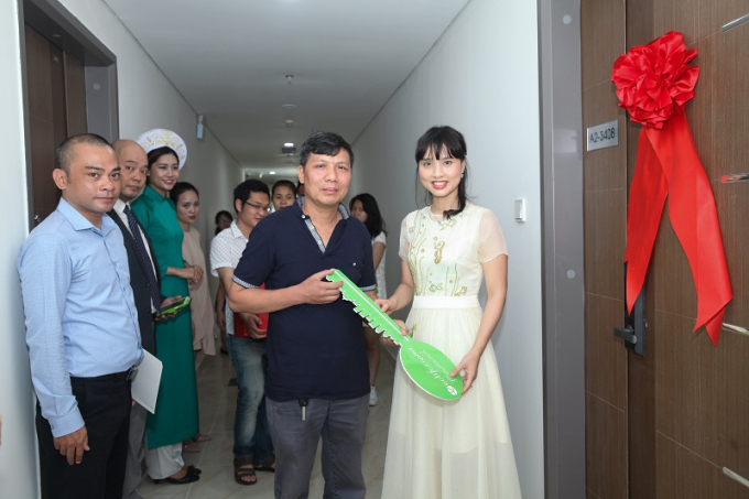 Đại diện Capital House trao ch&igrave;a kh&oacute;a tượng trưng cho những cư d&acirc;n đến nhận căn hộ.