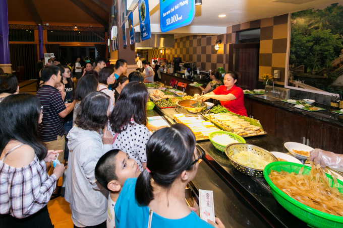 C&aacute;c sự kiện phụ trợ như Lễ hội đường phố, kh&ocirc;ng gian ẩm thực... thu h&uacute;t thực kh&aacute;c,&nbsp;kh&aacute;ch du lịch gh&eacute; thăm.