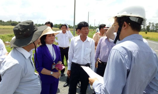 Đo&agrave;n kiểm tra khảo s&aacute;t kiểm tra tại tuyến tr&aacute;nh qua trung t&acirc;m quận Thốt Nốt