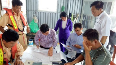 Kiểm tra c&aacute;c phương tiện khai th&aacute;c c&aacute;t tr&ecirc;n s&ocirc;ng Hậu.