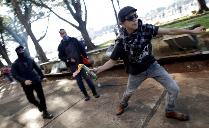 Những người biểu t&igrave;nh d&ugrave;ng chai lửa n&eacute;m v&agrave;o cảnh s&aacute;t.