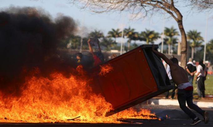 Người biểu t&igrave;nh d&ugrave;ng lửa tấn c&ocirc;ng cảnh s&aacute;t.