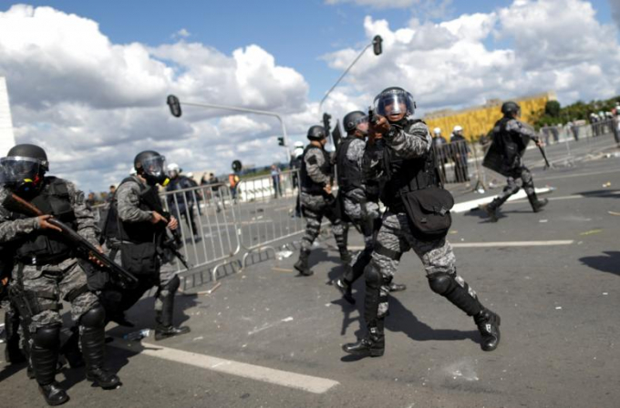 Cảnh s&aacute;t d&ugrave;ng hơi cay, lựu đạn kh&oacute;i, đạn cao su đối ph&oacute; với h&agrave;ng chục ng&agrave;n người biểu t&igrave;nh k&eacute;o về t&ograve;a nh&agrave; Quốc hội.