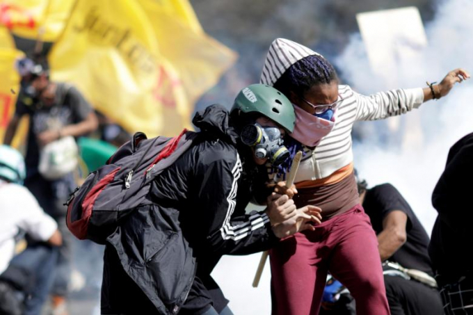 Một số người biểu t&igrave;nh đeo mặt nạ d&ugrave;ng lửa tấn c&ocirc;ng ph&iacute;a cảnh s&aacute;t.