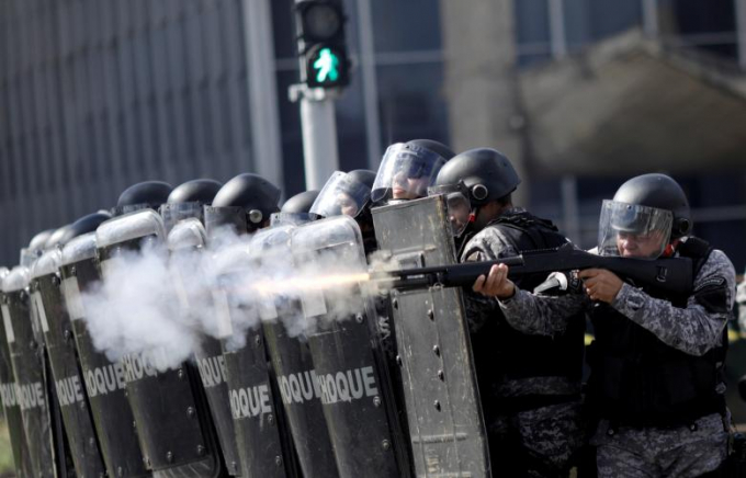 Cảnh s&aacute;t bắn hơi cay để giải t&aacute;n đ&aacute;m đ&ocirc;ng người biểu t&igrave;nh.