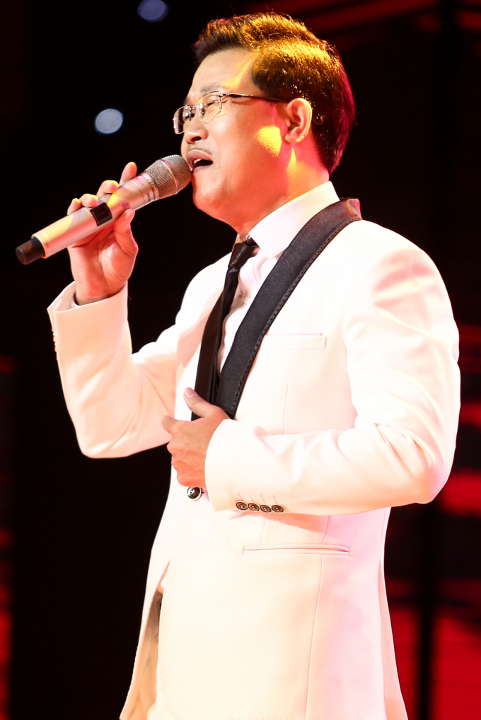 S&acirc;n khấu ngập tr&agrave;n nước mắt  của Quang L&ecirc;, Ngọc Sơn khi Th&agrave;nh Long  h&aacute;t ca kh&uacute;c