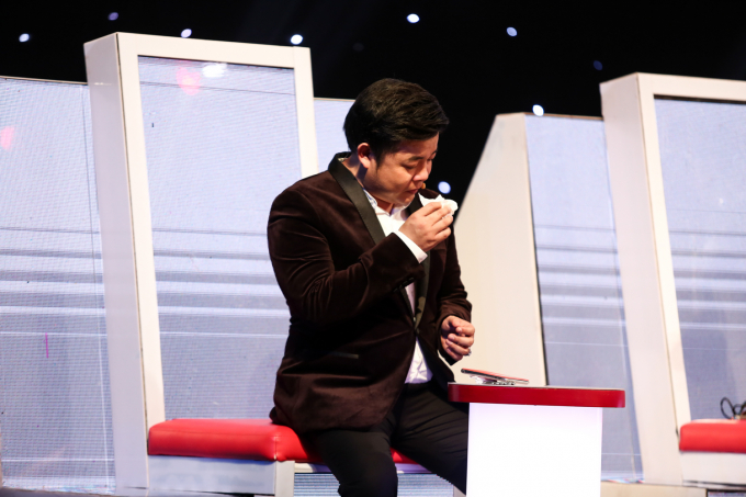 S&acirc;n khấu ngập tr&agrave;n nước mắt  của Quang L&ecirc;, Ngọc Sơn khi Th&agrave;nh Long  h&aacute;t ca kh&uacute;c