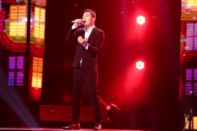 S&acirc;n khấu ngập tr&agrave;n nước mắt  của Quang L&ecirc;, Ngọc Sơn khi Th&agrave;nh Long  h&aacute;t ca kh&uacute;c