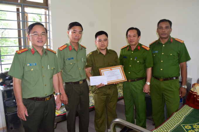 Đại t&aacute; Đặng Ngọc Sơn - Ph&oacute; Gi&aacute;m đốc C&ocirc;ng an tỉnh tặng giấy khen đồng ch&iacute; Trưởng C&ocirc;ng an x&atilde;.