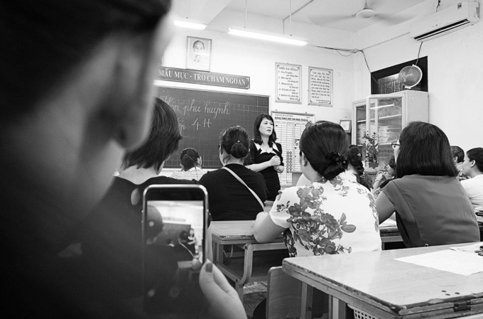 C&ocirc; gi&aacute;o chia sẻ cảm x&uacute;c của m&igrave;nh với c&aacute;c phụ huynh học sinh.