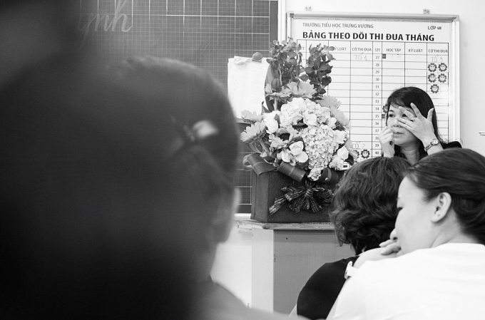 C&ocirc; gi&aacute;o bồi hồi trong khoảnh khắc chia tay c&aacute;c em học sinh.