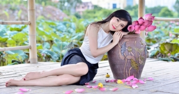 Mùa thiếu nữ diện áo yếm thả dáng bên sen