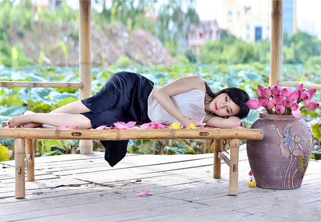 C&aacute;c đầm sen mở cửa đ&oacute;n kh&aacute;ch gh&eacute; thăm, chụp ảnh kh&aacute; nhộn nhịp.