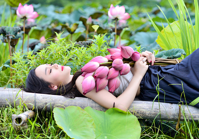 Chiếc cầu đơn sơ tr&ecirc;n đầm sen l&agrave; nơi tạo d&aacute;ng của c&aacute;c bạn trẻ