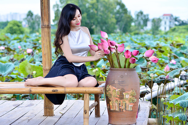 Mùa thiếu nữ diện áo yếm thả dáng bên sen