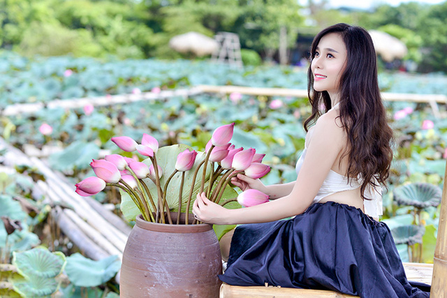 M&ugrave;a thiếu nữ diện &aacute;o yếm thả d&aacute;ng b&ecirc;n sen