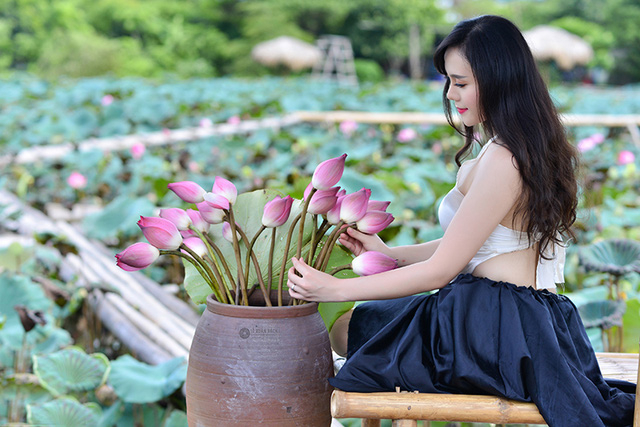 M&ugrave;a thiếu nữ diện &aacute;o yếm thả d&aacute;ng b&ecirc;n sen