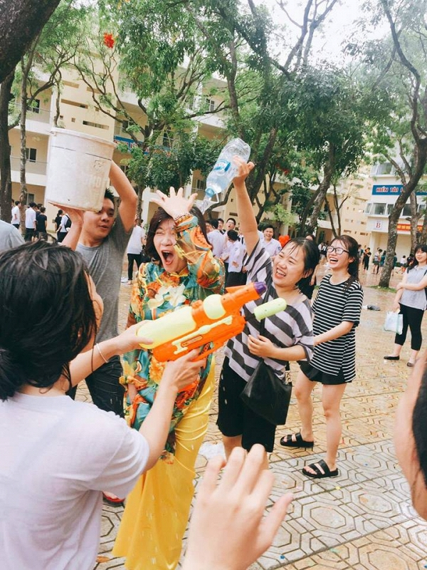 C&ocirc; kh&ocirc;ng ngại ướt đẫm khi c&ugrave;ng học tr&ograve; chơi t&eacute; nước. C&ocirc; gi&aacute;o mong rằng đ&acirc;y sẽ l&agrave; một kỷ niệm đ&aacute;ng nhớ với học tr&ograve; lớp 12.