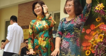 Cô Hiệu trưởng làm DJ chơi nhạc trong lễ chia tay học trò cuối cấp