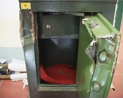 K&eacute;t sắt của phường Thủy Dương bị kẻ gian cậy ph&aacute;. (Ảnh minh họa)