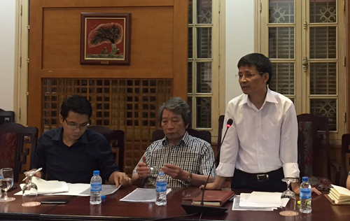 Nhạc sĩ Ph&oacute; Đức Phương (giữa) v&agrave; &ocirc;ng&nbsp;B&ugrave;i Nguy&ecirc;n H&ugrave;ng - Cục trưởng Cục Bản quyền t&aacute;c giả (phải).