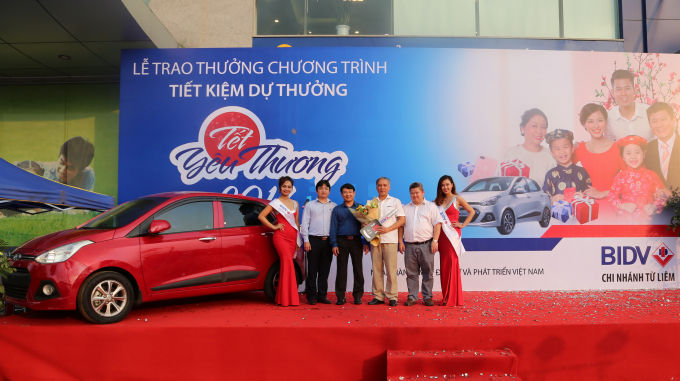 BIDV trao thưởng 50 triệu đồng cho kh&aacute;ch h&agrave;ng may mắn.