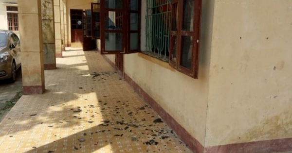 Một đối tượng “ngáo đá” hung hăng đập phá trụ sở xã